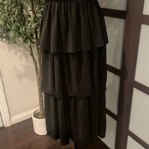 Elegant Black Ruffle Maxi Dress - Picture 3 of 4